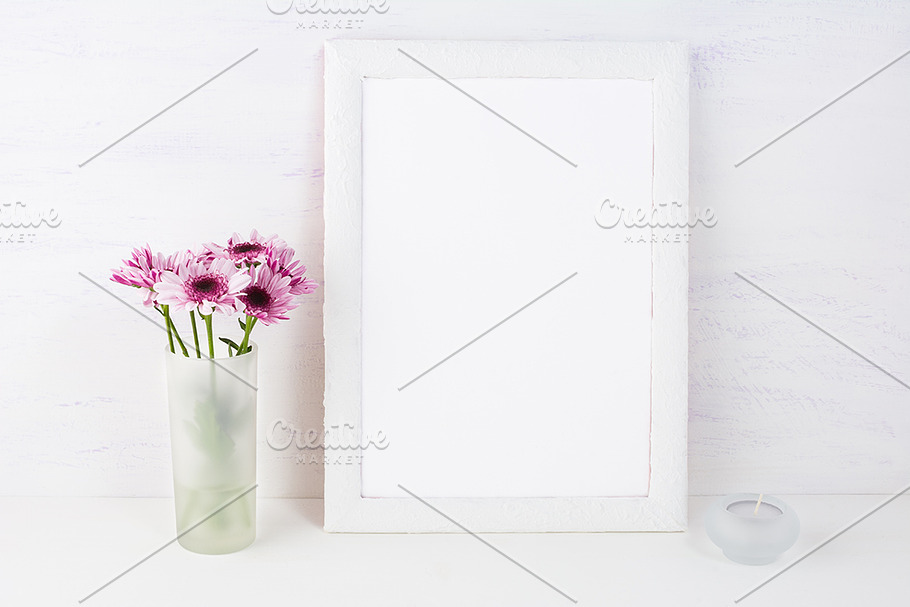 White frame mockup with daisies