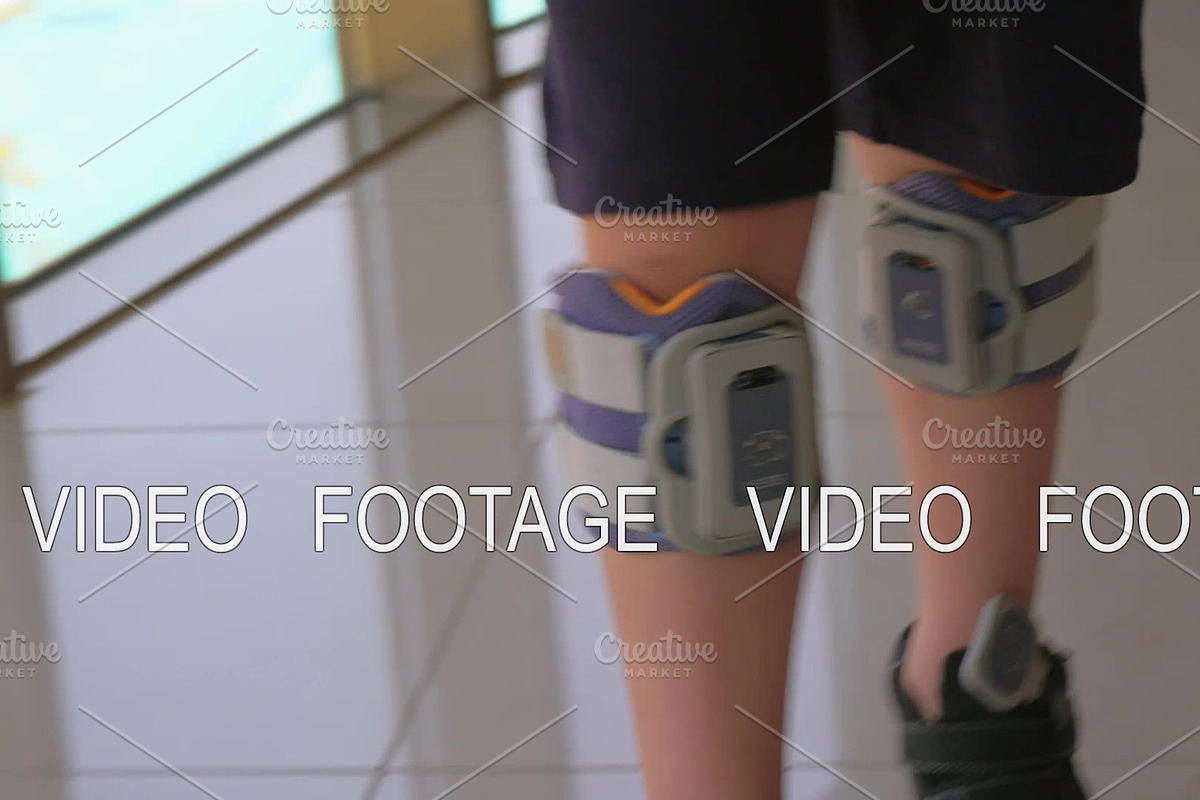 Child wearing foot drop system on in Graphics - product preview 8