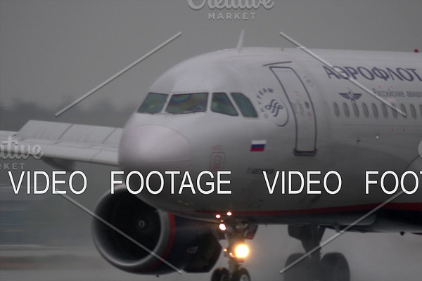 Aeroflot Airbus A320 landing on wet