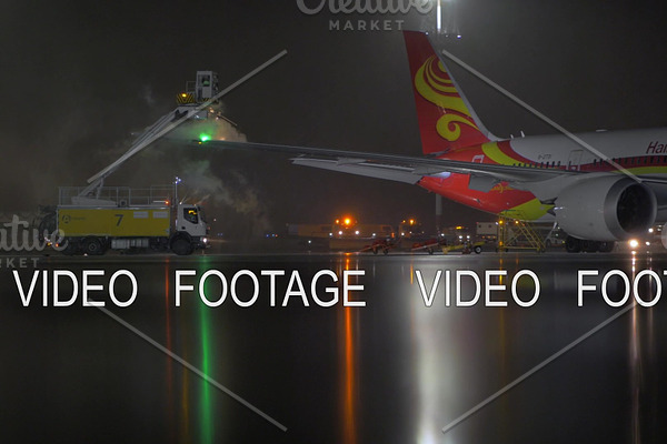 Hainan Airlines aircraft being de