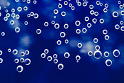 liquid into a glass water bubbles